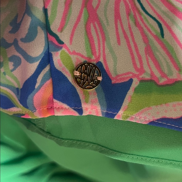 Reversible Floral or Green V-Neck Sleeveless Top - Picture 4 of 4